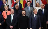 Deelnemers aan de top in Londen. Vooraan premier Starmer, president Zelensky, premier Tusk (Polen). Op de tweede rij zichtbaar: EU-Commissievoorzitter Von der Leyen, EU-Raadsvoorzitter Antonio Costa, Premier Trudeau (Canada), interim-president Bolojan (Roemenië). Op de derde rij: bondskanselier Scholz, premier Gahr Store (Noorwegen), premier Fiala (Tsjechië), premier Meloni (Italië). Foto Neil Hall / EPA 