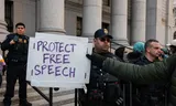 Een demonstrant houdt een protestbord omhoog bij de rechtbank van New York, waar een hoorzitting is over de arrestatie van Mahmoud Khalil.