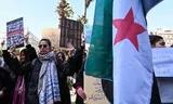 Demonstranten in Damascus protesteren tegen het sektarische geweld.