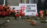 Bloemen en spandoeken herdenken de vermoorde journalist Daphne Galizia. 