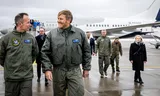 Koning Willem-Alexander bij aankomst voor een werkbezoek aan de Nederlandse troepen in Estland. Foto Patrick van Katwijk/ANP 