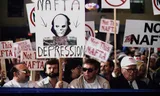 Een anti-NAFTA-demonstratie in New Hampshire in 1993. Twijfels over NAFTA zijn nooit verdwenen uit het Amerikaanse debat. Tegenstanders zeggen dat het verdrag voor verlies van Amerikaanse banen heeft gezorgd. 