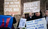 Tegenstanders van de Filippijnse oud-president Duterte verzamelden zich woensdag bij het Internationaal Strafhof in Den Haag. Foto Bart Maat/ANP  