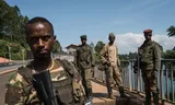 Leden van M23 aan de oever van het Kivumeer in de Rwandese stad Cyangugu. De rebellenbeweging wordt gesteund door de regering van Rwanda, buurland van Congo. 