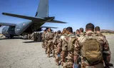 Franse soldaten boarden een militair vliegtuig op de militaire basis Abéché als onderdeel van een terugtrekking van Franse troepen ui Tsjaad. Het Franse leger deed tal van oefeningen in de Tsjadische woestijn en interventies in omringende landen die vertrokken vanuit deze basis.