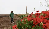 Eva Kozma van Moeders van Mikepércs op het terrein waar de Chinese batterijfabriek moet komen.