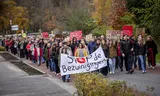 Studenten van de Universiteit Twente maandag tijdens de demonstratie op de campus tegen de bezuinigingen die het kabinet heeft aangekondigd. Foto Emiel Muijderman/ANP