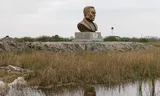 Een borstbeeld van Elon Musk langs de weg naar de lanceerbases van SpaceX in Boca Chica.   