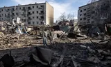 Bewoners bij appartementengebouwen die zijn geraakt door een Russische raketaanval afgelopen zaterdag op de stad Dobropillia in Oost-Oekraïne. 