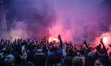 In aanloop naar de wedstrijd tegen Ajax donderdag 7 november verzamelen voetbalfans van Maccabi Tel Aviv zich op de Dam in Amsterdam. 