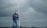 Eelco Rohling langs de Boven Merwede bij Sleeuwijk. 
