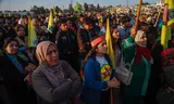 In Qasmishli in het noordoosten van Syrië volgen aanhangers live de verklaring van PKK-oprichter Öcalan die werd doorgegeven via een delegatie van de pro-Koerdische DEM-partij. 