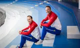 Martin (l) en Erwin ten Hove in ijsstadion Thialf in Heerenveen. „De schaatswereld is nog altijd behoorlijk conservatief.”   Foto Kees van de Veen 