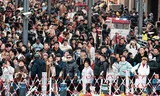 Winkelgebied in Shanghai. Het aantal buitenlandse studenten  is nog niet terug op het  niveau van voor 2019. Foto’s Alex Plavevski / EPA