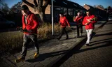 Wietze Potze, lijsttrekker van de PvdA in Westerwolde, op campagne voor de  gemeenteraadsverkiezingen van 2022. Hij gaat de deuren langs in Blijham om kiezers een rode roos te geven. 