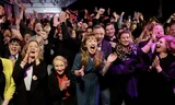 De partijleiders Jan van Aken (midden-rechts) en Heidi Reichinnek (midden) bij hun reactie zondag op de eerste uitslagen. 