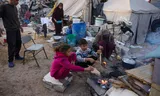 Een Palestijnse familie maakt eten klaar bij hun tent in het noorden van de Gazastrook. 