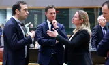 Minister Eelco Heinen (Financiën, VVD) (midden) in gesprek met de Spaanse minister Carlos Cuerpo (l) en de Deense minister Stephanie Lose in Brussel. 