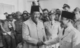 Minister-president Ali Sastroamidjojo groet president Soekarno, als voorzitter van de Bandungconferentie.