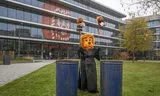 Een protestactie bij het hoofdkantoor van ING, georganiseerd door Milieudefensie, in november 2024.