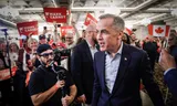 Mark Carney, de opvolger van Justin Trudeau als leider van de regerende Liberale Partij en premier van Canada, op 4 maart tijdens een campagne-evenement in Calgary. 