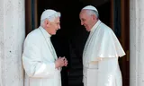De op Oudjaarsdag overleden emeritus-paus Benedictus (links) en de huidige paus Franciscus (links), hier op een foto uit 2015, zijn vaak voorgesteld als elkaars absolute tegenpolen.