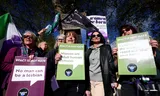 Actievoerders woensdagmorgen bij Hooggerechtshof in Londen. Foto Andy Rain/EPA  