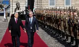 Premier Viktor Orbán ontvangt de Israëlische premier Benjamin Netanyahu op het Leeuwenhof in Boedapest. Foto Bernadett Szabo/Reuters 