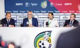 Azerion-oprichter Atilla Aytekin (tweede van links)  in mei 2021 voorafgaand aan een wedstrijd van Fortuna Sittard. Aytekin is mede-eigenaar van de voetbalclub.