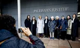 Trudy Scheele-Gertsen (derde van links) poseert in Den Haag bij het gerechtshof voor de uitspraak: „Voor mij is het nu wel bekeken”, zei ze na afloop. Foto Robin Utrecht / ANP
