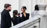De Amerikaanse realityster Kim Kardashian dinsdag bij aankomst bij de rechtbank in Parijs voor het proces Foto THOMAS SAMSON/AFP 