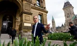 Canadese premier Mark Carney voor  zijn kantoor op dinsdagochtend, na de verkiezingen. Foto Justin Tang/AP  