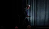 Voorzitter van de Fed Jerome Powell tijdens een bijeenkomst van de Economic Club of Chicago op 16 april. Dinsdag zei president Trump plotseling dat hij „niet de intentie heeft” om hem te ontslaan. Foto Vincent Alban / Getty Images / AFP  