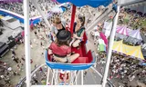 Bezoekers tijdens het Milkshake-festival op het Westergasfabriek terrein in Amsterdam.  