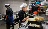 Aziatische koks in restaurant Erawan in Haarlem. Foto Olivier Middendorp
