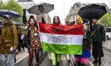 Tijdens de protestmars De Straat Op, die op zaterdag 24 mei plaatsvond in Amsterdam, werd er opgeroepen om de Pride-mars in Boedapest te bezoeken. Foto Sabine Joosten/ ANP  