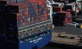 Een containerschip bij de haven van Oakland, Californië. Sinds de aankondiging van Donald Trumps wederkerige heffingen is de wereldhandel verstoord geraakt. Foto Justin Sullivan 