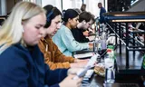 Studenten aan de studie in de bibliotheek van het Forum Groningen. 