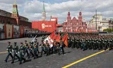De militaire parade op het Rode Plein in Moskou, afgelopen vrijdag, op Overwinningsdag, ter herdenking van de geallieerde  overwinning op nazi-Duitsland, in 1945.  Foto Anton Vaganov / Reuters