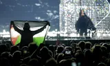 Een bezoeker houdt een Palestijnse vlag omhoog tijdens het optreden van Yuval Raphael voor Israël tijdens de laatste repetitie voor de tweede halve finale van het Eurovisie Songfestival. 