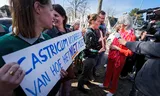 Werkbezoek van minister Mona Keijzer (Volkshuisvesting, BBB) vrijdag aan een opvang voor statushouders in Castricum. Inwoners protesteren tegen haar plannen voor sobere opvang.