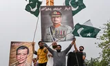 Pakistaanse demonstranten dragen afbeeldingen met zich mee van legerleider Asim Munir  tijdens een anti-Indiaas protest afgelopen zondag in Lahore. Foto Arif Ali / AFP Foto Arif Ali/AFP 