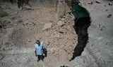 India en Pakistan bestookten elkaar dagenlang met raket- en droneaanvallen tot een staakt-het-vuren op 10 mei. Een bewoner uit Kotmaira (India) staat bij de restanten van zijn huis. Foto Money Sharma/AFP 
