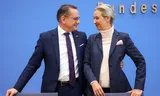 AfD-partijleiders Alice Weidel en Tino Chrupalla tijdens een persconferentie in Berlijn. 