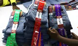 Spijkerbroeken van Levi’s in een fabriek in Nairobi. Het eerste pakket tegenmaatregelen van de Europese Unie richtte zich op producten als spijkerbroeken en bourbon. Foto Andrew Kasuku/AP 