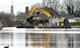 Een aannemer baggert de IJssel, tussen Nieuwegein en Montfoort, om onder meer wateroverlast te voorkomen en toevoer te garanderen. Foto Sander Koning / ANP / Hollandse Hoogte