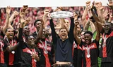 Bayer Leverkusen-coach Xabi Alonso en zijn spelers afgelopen zondag met de kampioensschaal.