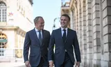 President Macron van Frankrijk en premier Tusk van Polen vrijdagmiddag op het imposante plein Stanislas in Nancy. Foto Marcin Obara / EPA   