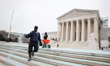 Er wordt zout gestrooid op de trappen van het Amerikaanse Hooggerechtshof, waar werd geoordeeld dat TikTok de banden met het Chinese moederbedrijf ByteDance moet verbreken als het in de VS wil blijven opereren. 