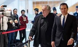 De Franse acteur Gérard Depardieu en zijn advocaat Jeremie Assous dinsdag bij aankomst bij de rechtbank in Parijs voor de tweede dag van zijn proces op beschuldiging van sekseel geweld op de set van the film 'Les Volets Verts' in 2021. 